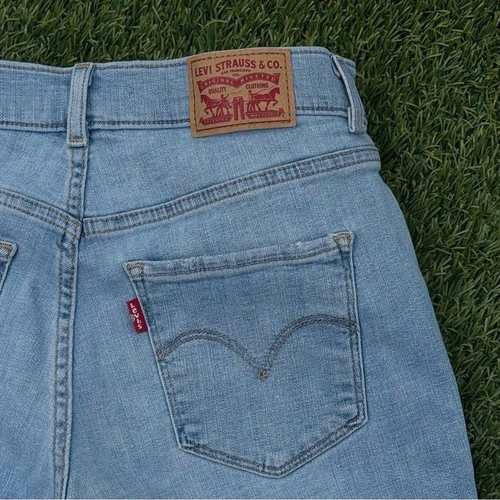 Levi’s Classic Bermuda Shorts - Picture 9 of 10